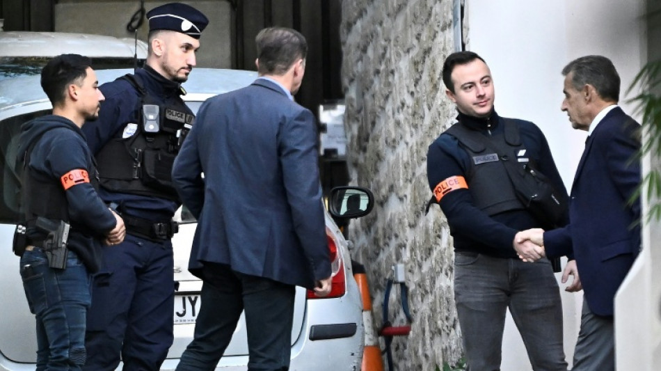 Dos guardaespaldas protegen al expresidente franc&eacute;s Sarkozy en prisi&oacute;n