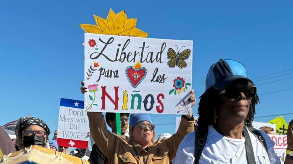 Familias migrantes denuncian encierro insalubre en Texas mientras piden asilo