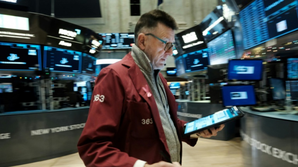 Wall Street commence la semaine en repli, inqui&egrave;te de la trajectoire des taux 