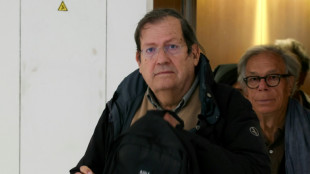 Soupçons d'emploi fictif au Canard enchaîné: deux ex-dirigeants, un ancien dessinateur et sa compagne jugés à Paris