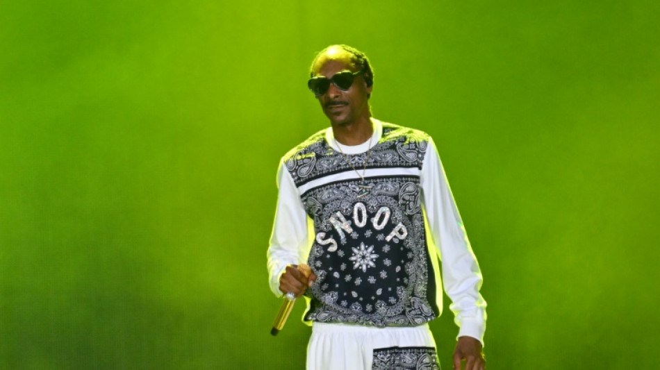 Le rappeur Snoop Dogg, grand amateur de cannabis, dit arr&ecirc;ter de fumer