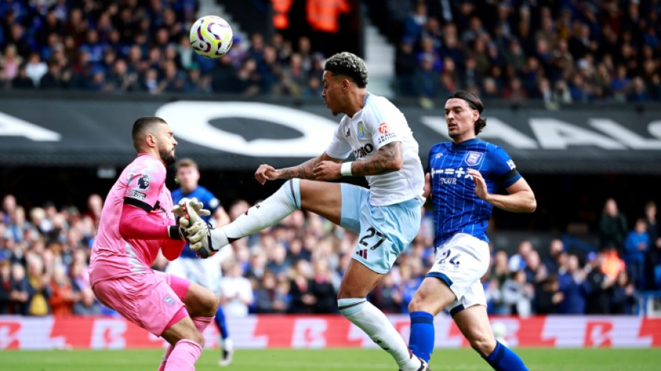 Aston Villa trope&ccedil;a com Ipswich; United &eacute; atropelado em casa pelo Tottenham