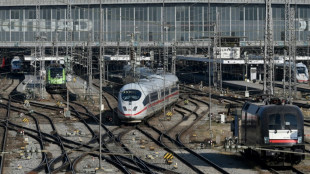 Gericht best&auml;tigt Recht nicht-bin&auml;rer Menschen auf geschlechtsneutrale Anrede durch Bahn