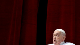 El papa desea a los fieles una "feliz Pascua" desde el balcón de la Basílica de San Pedro