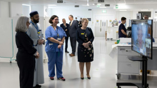 La reina Isabel II se sinti&oacute; "exhausta" tras haberse contagiado de covid-19