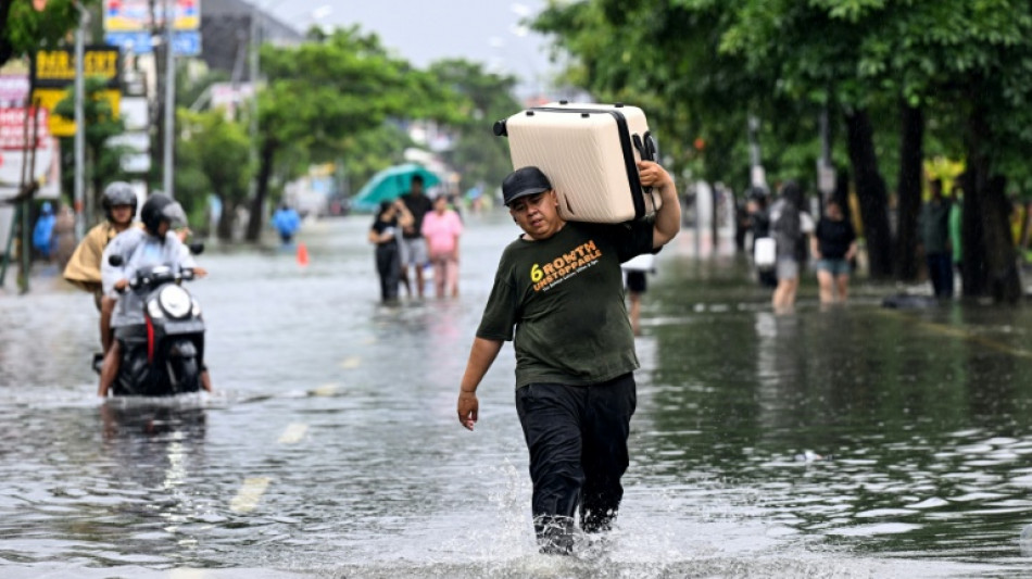  Bali flooding prompts tourist evacuation: official 