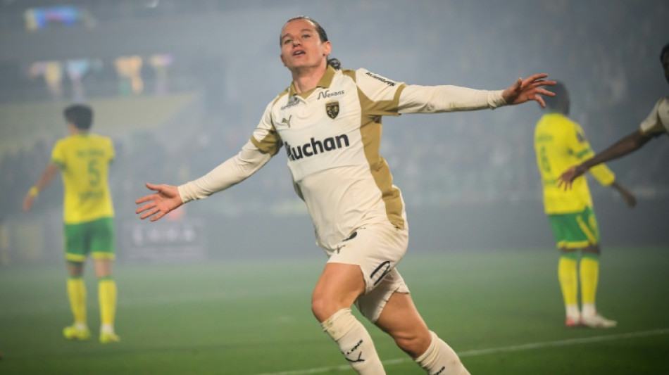  Líder Lens vence Nantes e abre 4 pontos sobre o PSG no Francês 