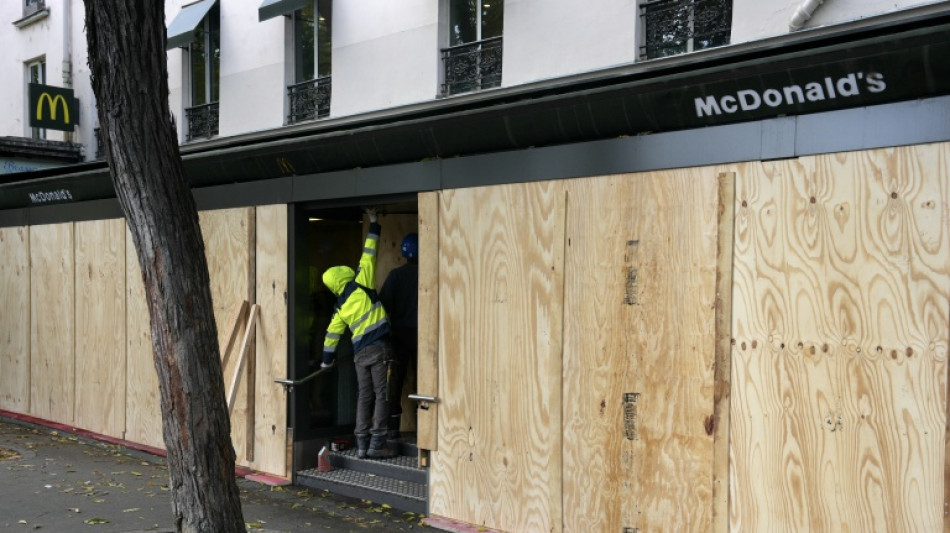  Paris shop-owners and residents prepare for fresh protests 