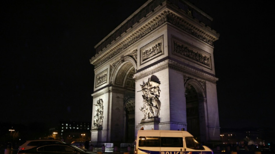  Pol&iacute;cia mata homem que empunhava faca no Arco do Triunfo em Paris 