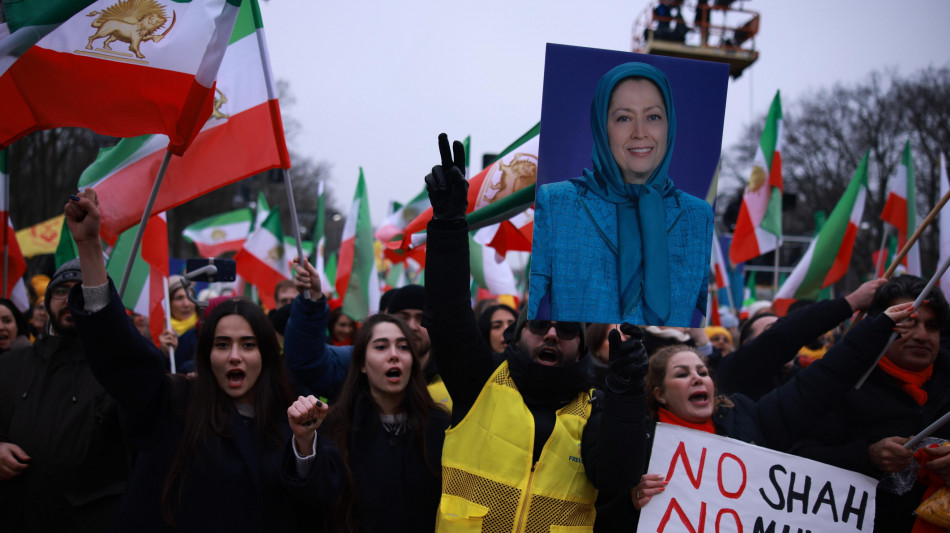  Migliaia con la Resistenza iraniana, davanti alla Porta di Brandeburgo 