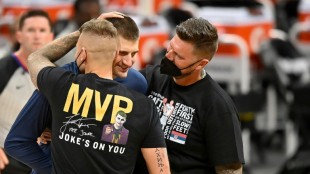 NBA investiga irm&atilde;o de Jokic por dar soco em torcedor