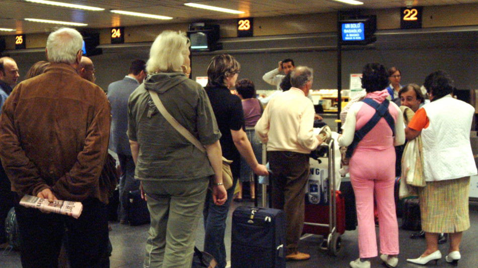 Allarme consumatori, l'Ue taglia rimborsi sui voli aerei