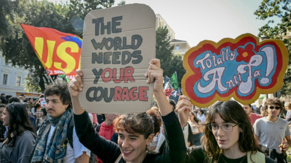  Estudantes e trabalhadores protestam na It&aacute;lia sob forte esquema de seguran&ccedil;a 