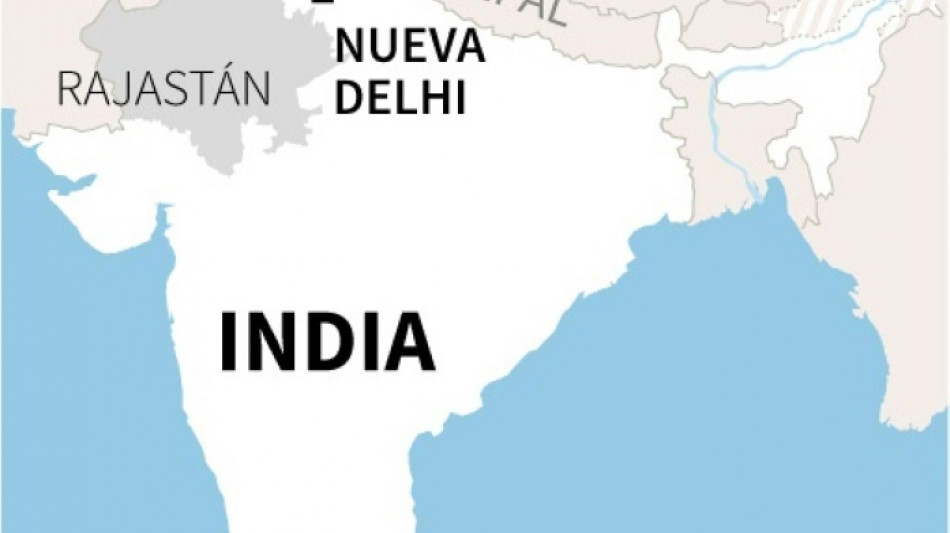 Tres personas mueren al estrellarse un avi&oacute;n militar contra su casa en India