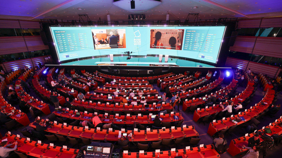 Terza proiezione dell'Eurocamera, il Ppe cresce ancora