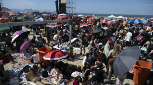 Fãs se aglomeram em Copacabana para show gratuito de Lady Gaga