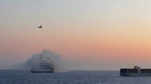 Sigue activo el incendio en un barco de carga con veh&iacute;culos el&eacute;ctricos frente a Alaska