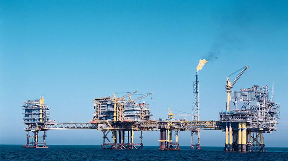  Il petrolio parte stabile, Brent a 100,41 dollari 