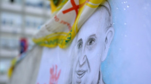 Trans latinas a las que Francisco "abri&oacute; las puertas" oran por su recuperaci&oacute;n