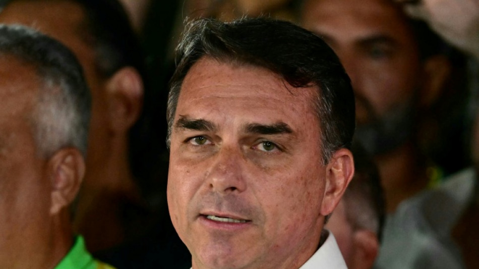 Fl&aacute;vio Bolsonaro tem passaportes cancelados em meio a d&uacute;vidas sobre seu paradeiro 