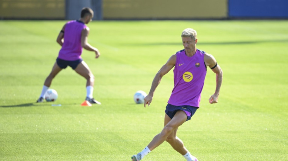 Lewandowski sofre les&atilde;o na coxa e &eacute; d&uacute;vida no Bar&ccedil;a para in&iacute;cio da temporada