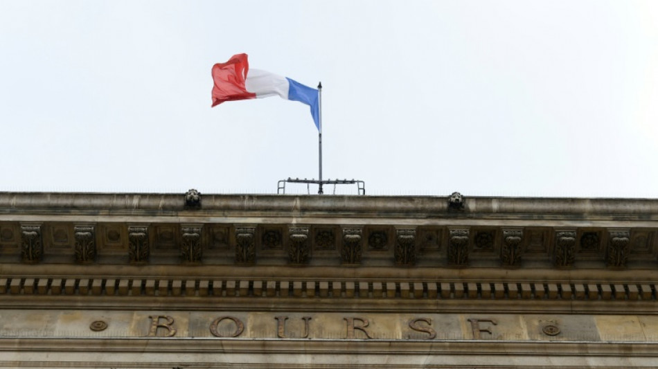  La Bourse de Paris frein&eacute;e par le luxe et les semi-conducteurs 