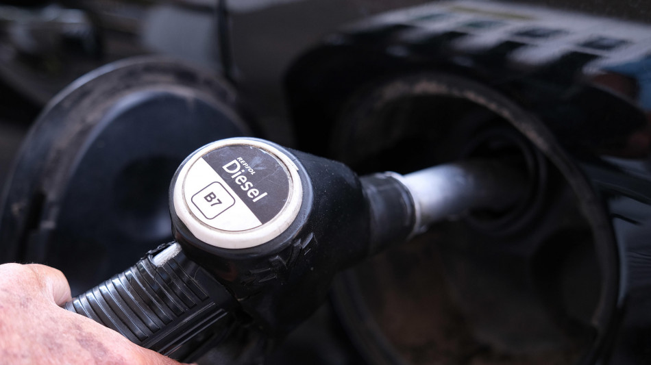  Mimit, in calo il prezzo dei carburanti, gasolio a 2,092 euro al litro 