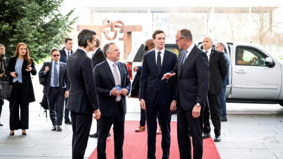  Zelensky se re&uacute;ne com enviados dos EUA em Berlim para negociar fim do conflito 