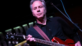 Blinken criticado na Ucr&acirc;nia por tocar guitarra em bar de Kiev