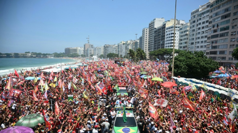  Lula e Fl&aacute;vio Bolsonaro encerram campanha com atos multitudin&aacute;rios 