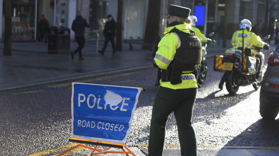  A Belfast veicoli in fiamme e strade bloccate da manifestanti 