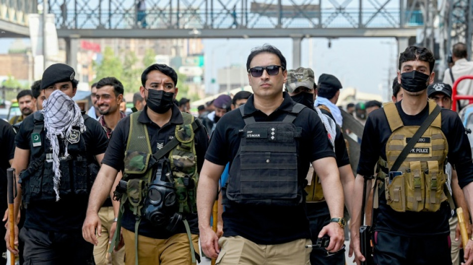  Pakistan : des centaines de partisans d'Imran Khan arr&ecirc;t&eacute;s, la protestation faiblit 