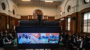 Bousculade meurtri&egrave;re dans un stade indon&eacute;sien: cinq accus&eacute;s jug&eacute;s pour n&eacute;gligences