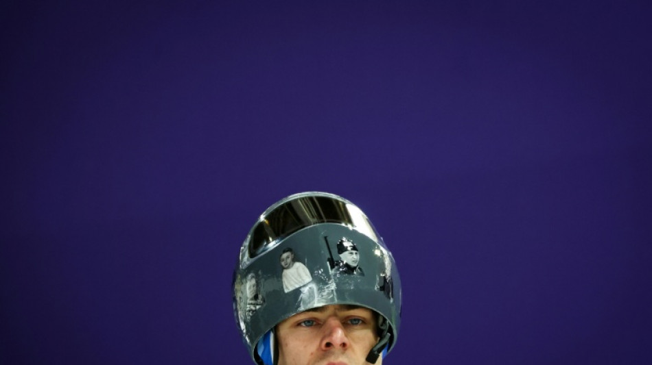  Con su "casco memorial", un deportista ucraniano desaf&iacute;a al COI 