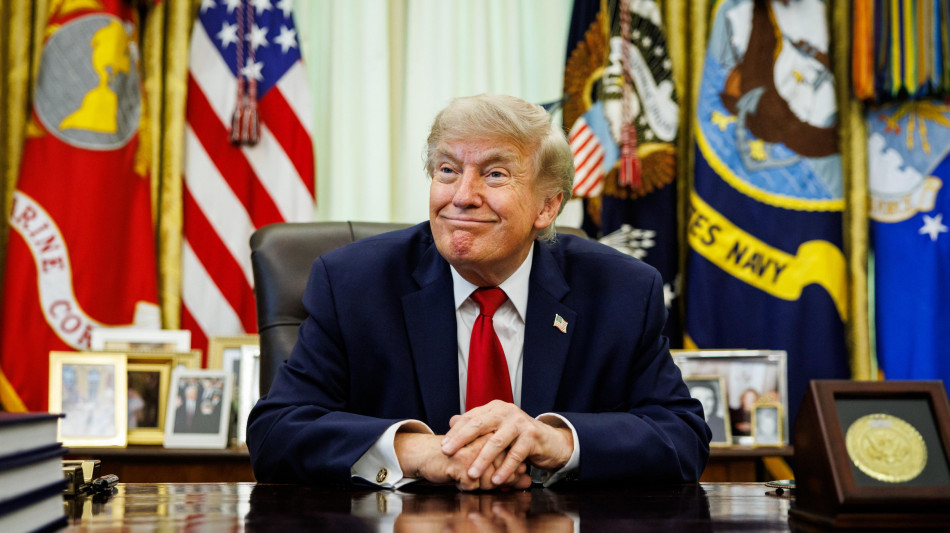  Trump pubblica video creato con l'Ia, attacca star di Hollywood 
