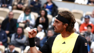 Tsitsipas passa sem sustos &agrave; segunda rodada de Roland Garros