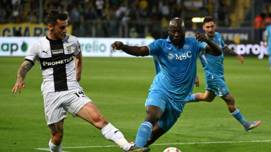 Líder Napoli leva susto mas mantém um ponto de vantagem sobre Inter