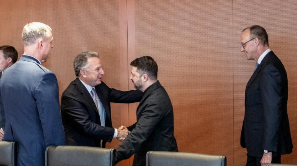  Zelensky meets US envoys in Berlin for talks on ending Ukraine war 