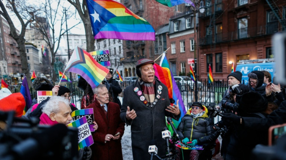  Retirada de bandeira arco-&iacute;ris revolta comunidade LGBTQ+ em Nova York 