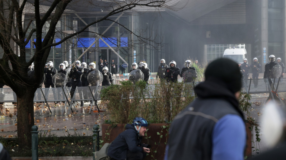  Scontri a Bruxelles alla protesta dei trattori, la polizia usa lacrimogeni 