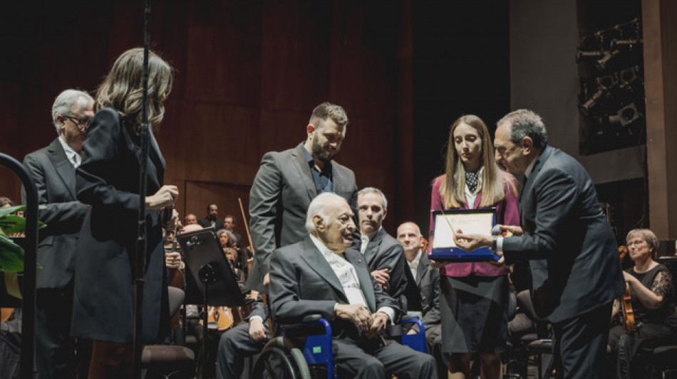  Mehta festeggia 90 anni a Firenze, ovazione del pubblico e bacchetta d'oro 