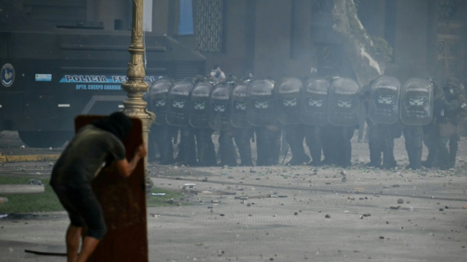 Marcha de jubilados apoyada por hinchas de f&uacute;tbol deriva en fuertes enfrentamientos en Argentina