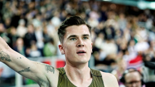 Jakob Ingebrigtsen bate el r&eacute;cord mundial en sala de 1.500 m y de la milla en Li&eacute;vin