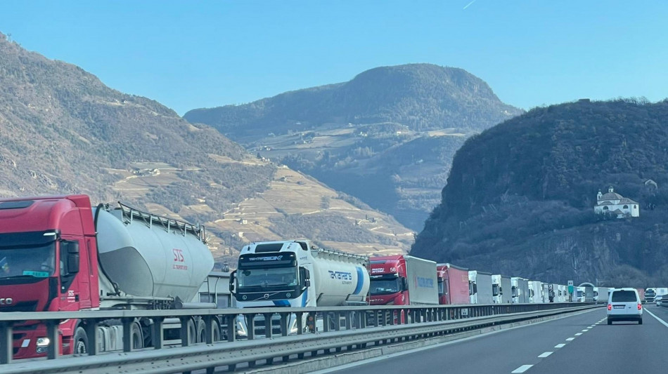  Tir, sindacati chiedono soluzioni antiafa dopo il 'no' della Camera ai motori accesi 