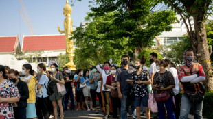 Tailandeses hacen fila en templos y escuelas para votar por adelantado