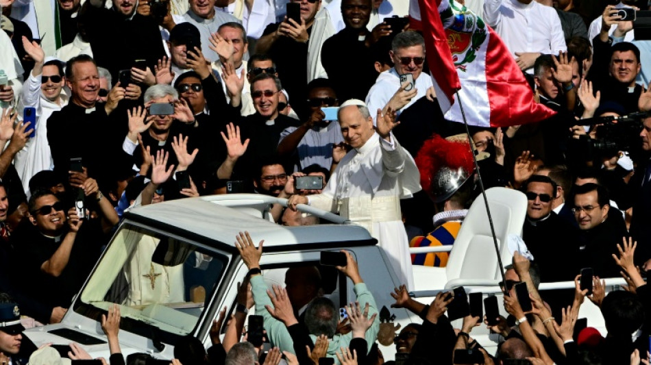 Papst Leo XIV. vor Amtseinführung erstmals im Papamobil auf dem Petersplatz