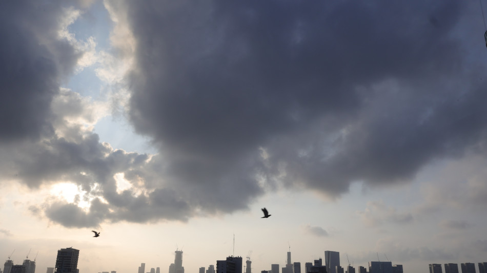 Idf, 4 raffiche di missili. Gravi danni nel sud, stop luce