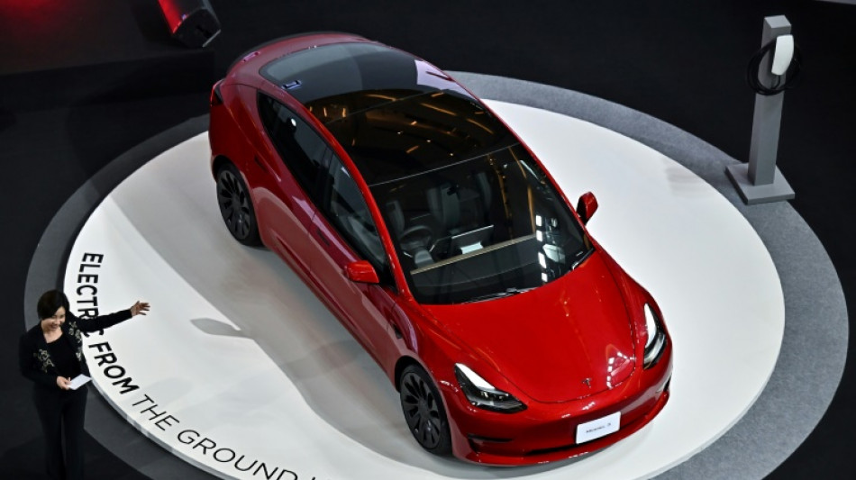 Entre des ventes incertaines et un patron distrait, Tesla souffre &agrave; Wall Street