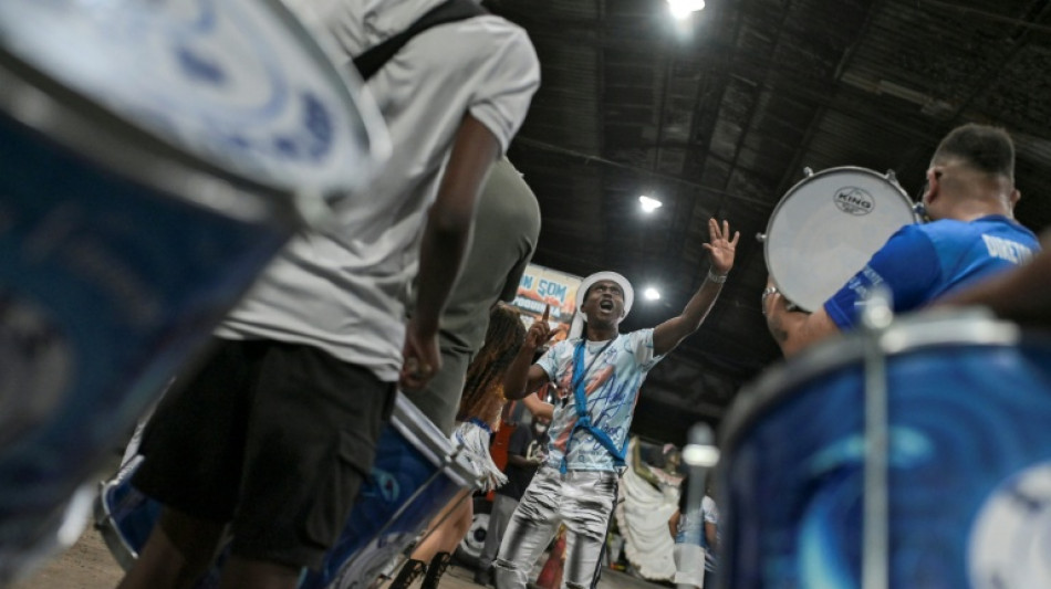  Sonhando com a gl&oacute;ria do Carnaval do Rio, longe dos desfiles para a elite 