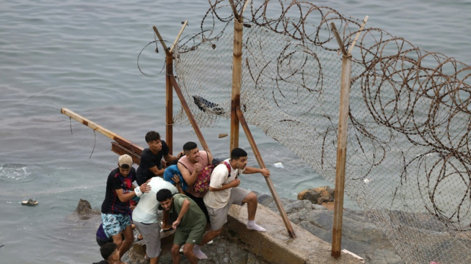  Milhares de pessoas entram em Ceuta em nova crise migrat&oacute;ria 